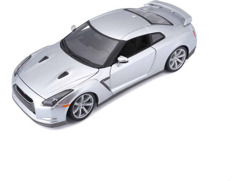 Bburago Nissan GT-R 2009 1:18 stříbrná