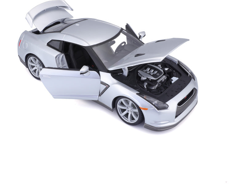 Bburago Nissan GT-R 2009 1:18 stříbrná