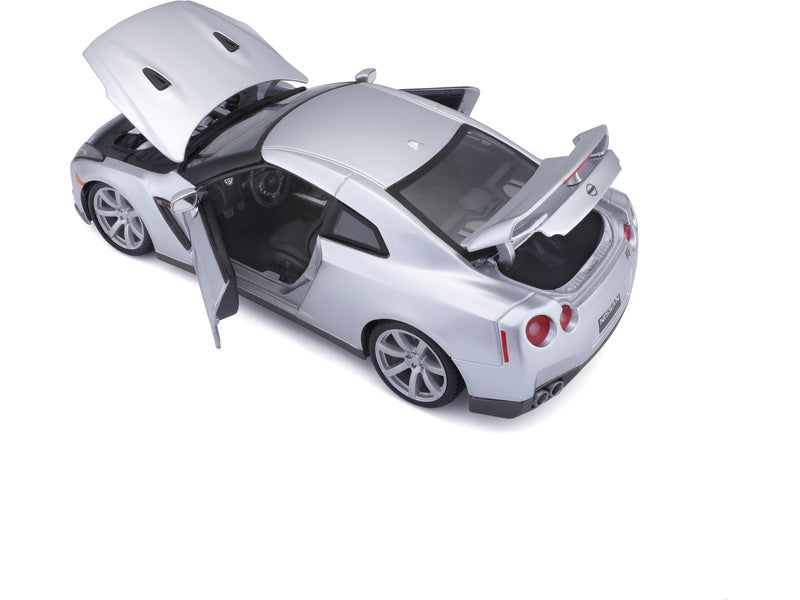 Bburago Nissan GT-R 2009 1:18 stříbrná