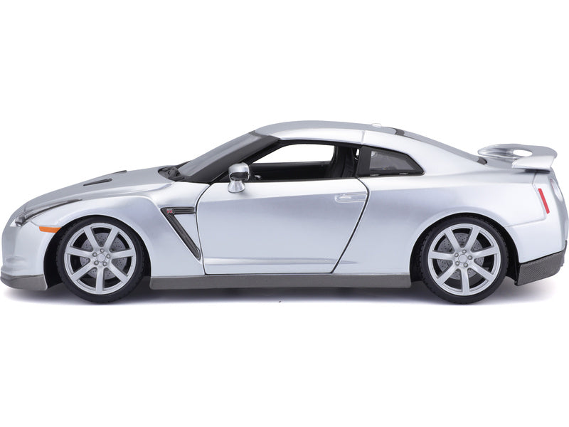 Bburago Nissan GT-R 2009 1:18 stříbrná