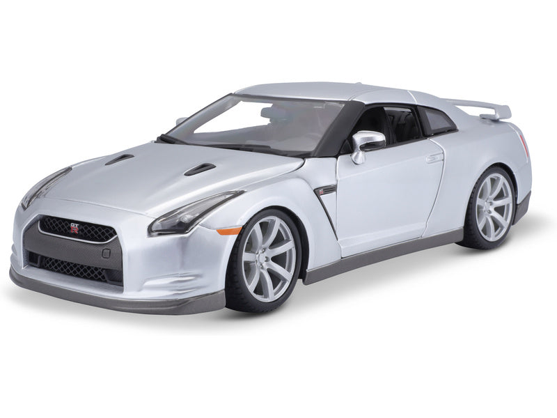 Bburago Nissan GT-R 2009 1:18 stříbrná