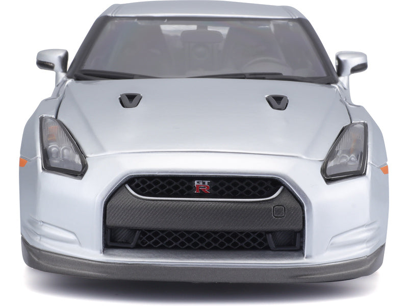 Bburago Nissan GT-R 2009 1:18 stříbrná