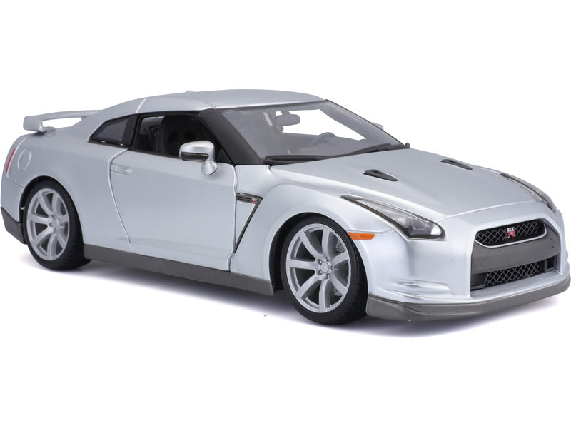 Bburago Nissan GT-R 2009 1:18 stříbrná