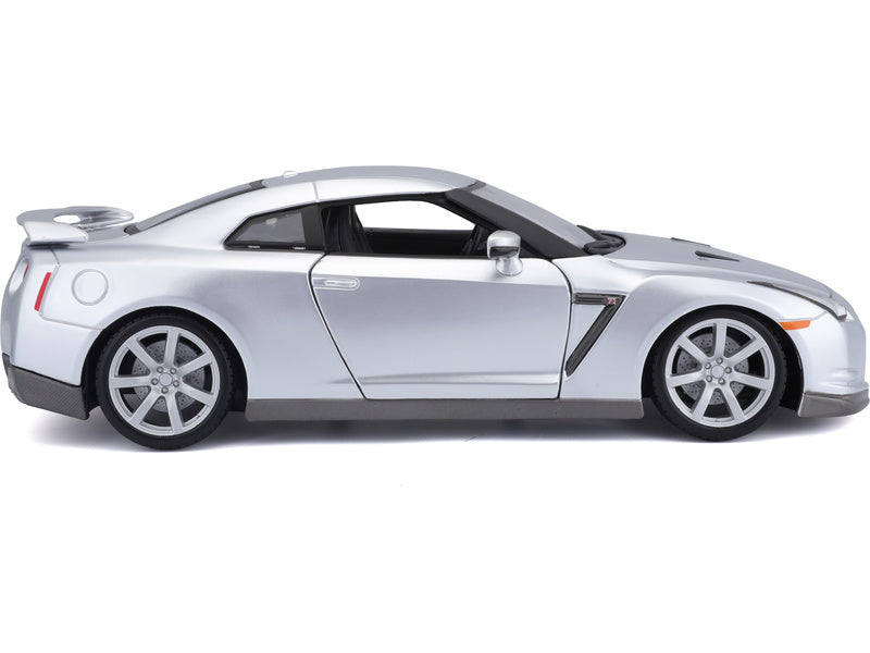 Bburago Nissan GT-R 2009 1:18 stříbrná