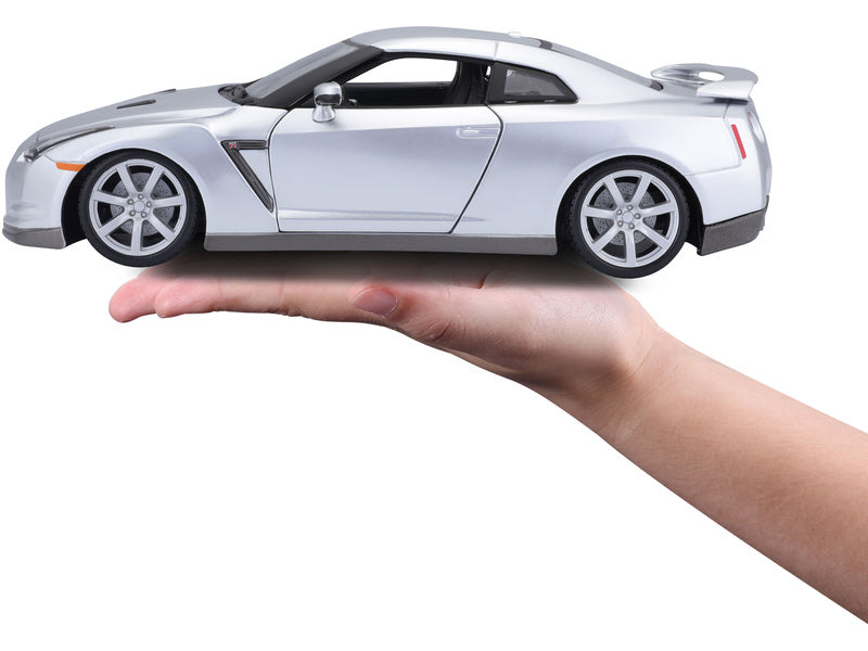 Bburago Nissan GT-R 2009 1:18 stříbrná