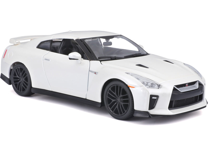 Bburago Plus Nissan GT-R 1:24 bílá metalíza