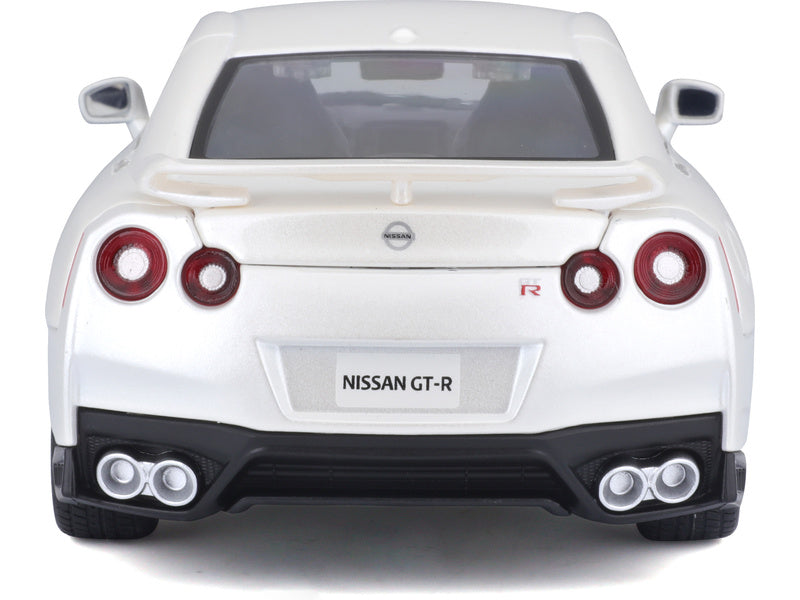 Bburago Plus Nissan GT-R 1:24 bílá metalíza