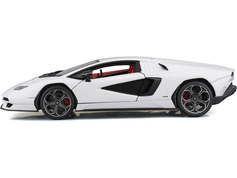 Bburago Lamborghini Countach LPI 800-4 1:24 bílá
