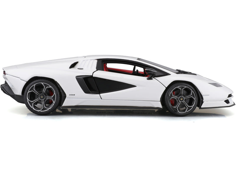 Bburago Lamborghini Countach LPI 800-4 1:24 bílá