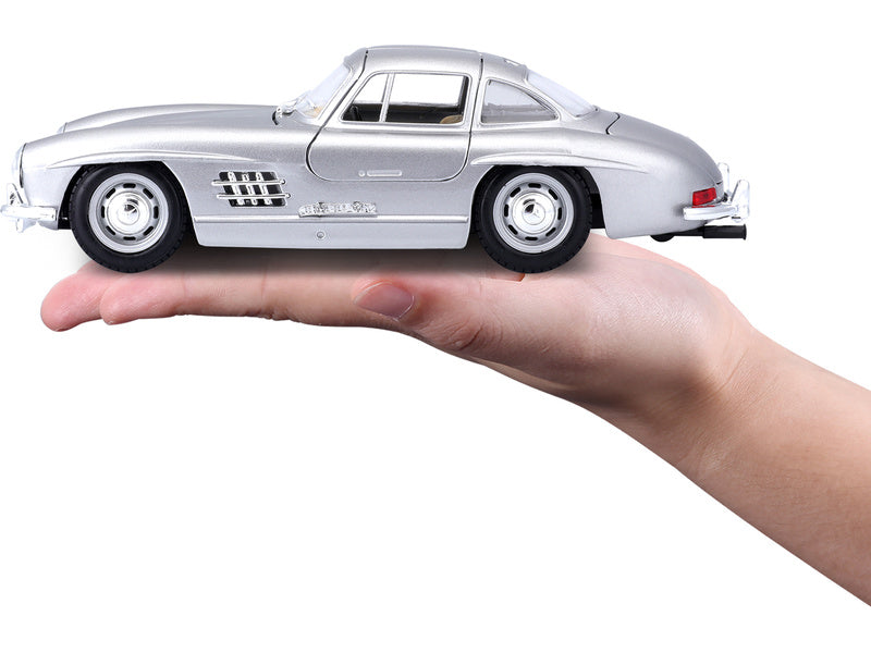 Bburago Mercedes-Benz 300 SL 1954 1:24 stříbrná