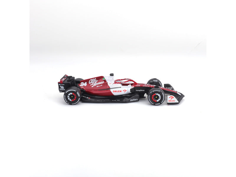 Bburago Signature Alfa Romeo Orlen C42 1:43 #24 Zhou Guanyu