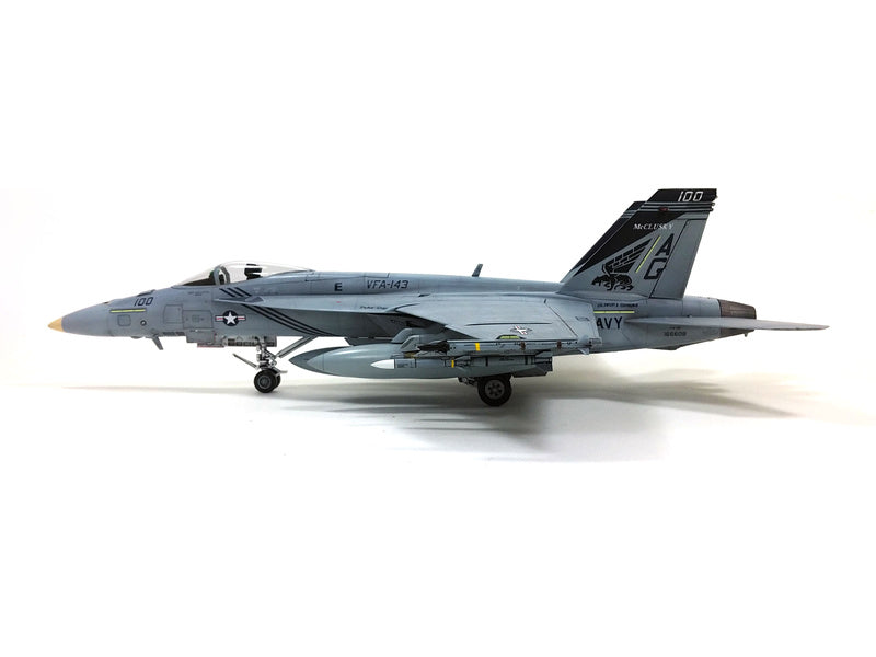 Academy Boeing F/A-18E VFA-143 USN Pukin Dogs (1:72)