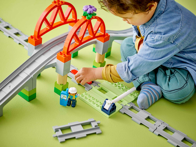 LEGO DUPLO - Železniční most a koleje – rozšiřující sada