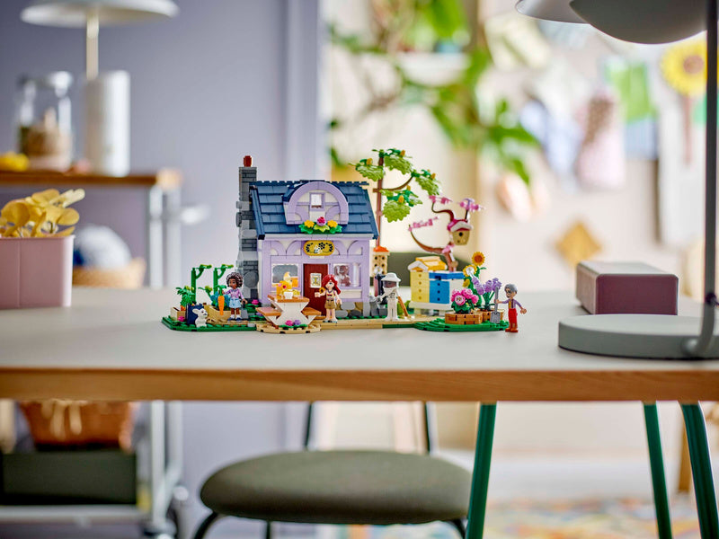 LEGO Friends - Dům včelařů a květinová zahrada