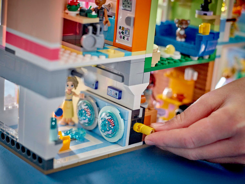 LEGO Friends - Apartmány a obchody v městečku Heartlake