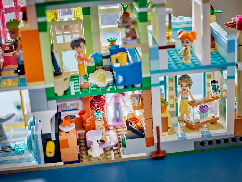 LEGO Friends - Apartmány a obchody v městečku Heartlake