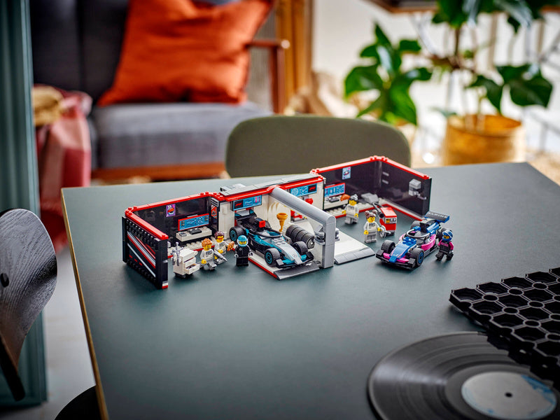 LEGO City - Garáž F1 a vozy Mercedes-AMG a Alpine