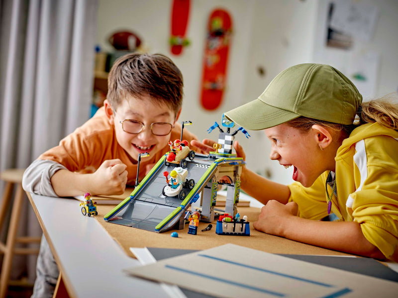 LEGO City - Tvoje pravidla: Závodní dráha s rampami