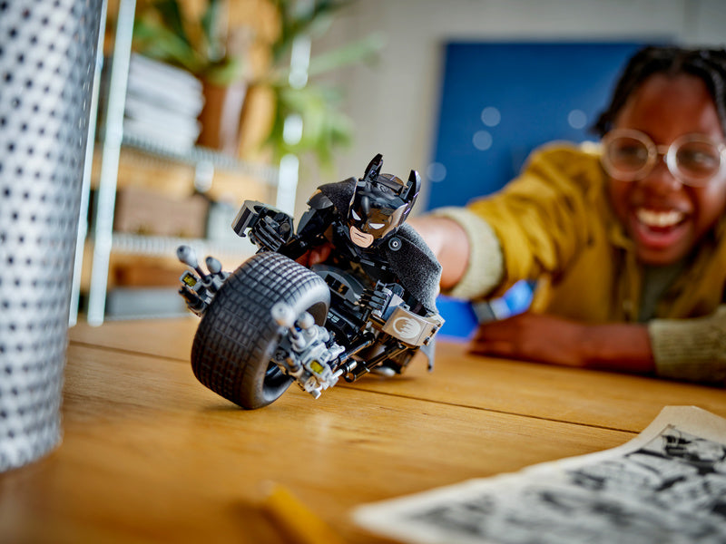 LEGO Batman - Sestavitelná figurka: Batman a motorka Bat-Pod