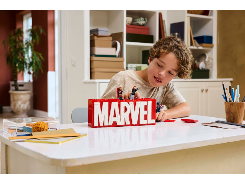 LEGO Marvel - Logo MARVEL a minifigurky