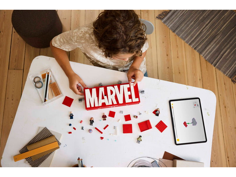 LEGO Marvel - Logo MARVEL a minifigurky